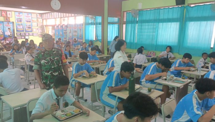 Sesuai Komitmen, Babinsa Dabasah Kawal Program MBG Pasca Libur Sekolah
