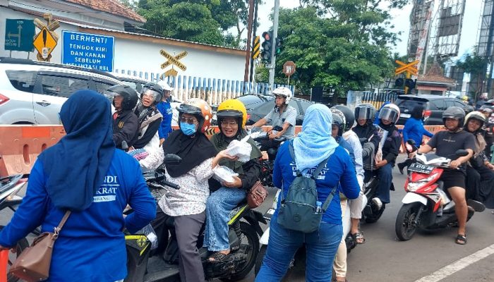 Srikandi Demokrat Jombang Gelar Kegiatan Rutin Jumat Berkah di Sekitar Stasiun