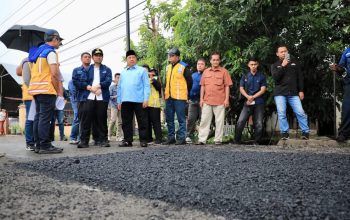 Emil Dardak Tinjau Langsung Jalan Rusak di Jombang, Perbaikan Dipercepat