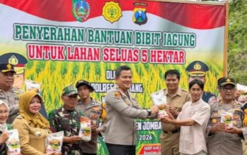 Kapolres Jombang Serahkan 1 Kwintal Bibit Jagung Bisi-18, Dukung Swasembada Pangan Nasional
