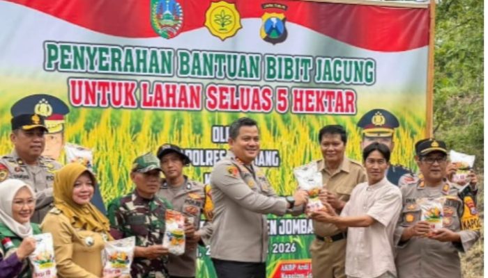 Kapolres Jombang Serahkan 1 Kwintal Bibit Jagung Bisi-18, Dukung Swasembada Pangan Nasional