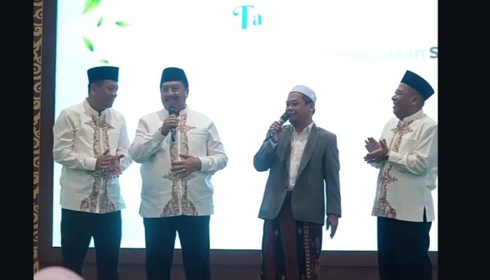 Jombang Menuju Kabupaten Bersih, Abah Warsubi Ganjar Umrah untuk Pasukan Resik