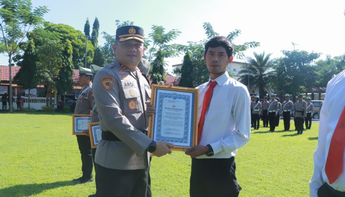 Kerja Cemerlang! Enam Polisi Jombang Raih Penghargaan Usai Ungkap Miras dan Pil Dobel L