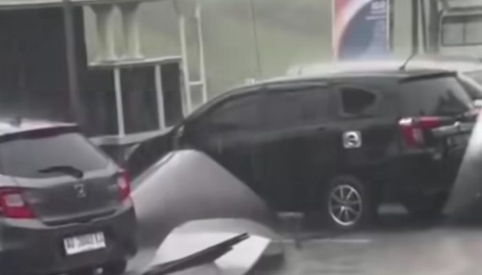Hujan Deras Serta Angin Kencang Terjang Jombang, Atap RSUD Ploso Timpa Mobil Parkir