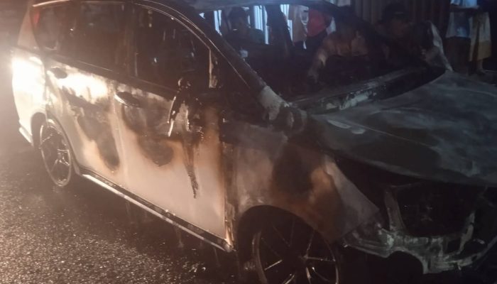 Diduga Konsleting Listrik sebuah mobil Innova Reborn warna Putih Terbakar