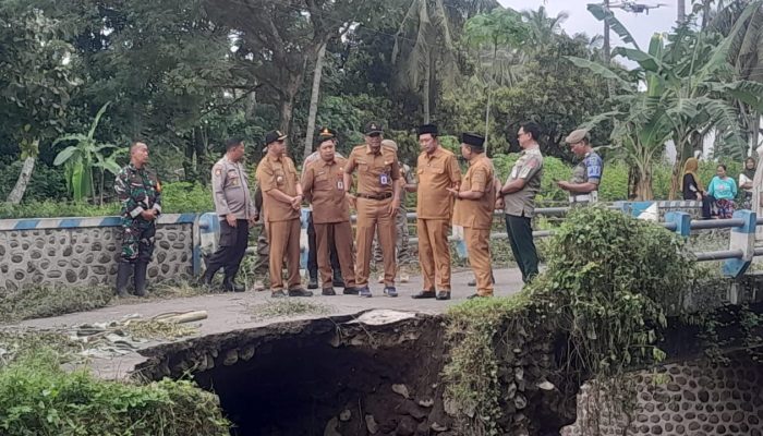 Akses Putus! Jembatan Sempol–Bandilan Ambruk, Pemkab Janji Perbaikan Kilat