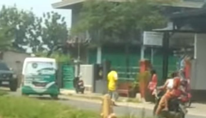 Mobil Samsat Keliling Diduga Oleng, Tabrak Becak di Tinggar Perak Jombang