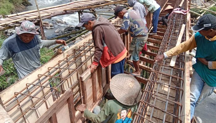 Begesting Jembatan Garuda Dikebut, Babinsa Turun Tangan Pimpin Warga Taklukkan Medan Ekstrem