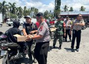 Antrean BBM Mengular, Polres Bondowoso Hadir Bagikan Air Minum Gratis kepada Warga