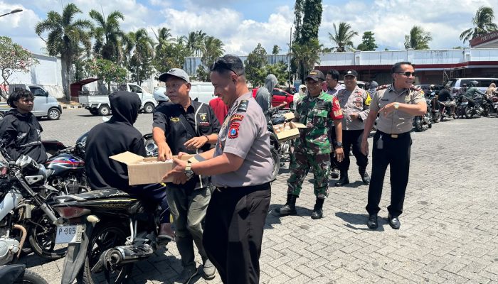Antrean BBM Mengular, Polres Bondowoso Hadir Bagikan Air Minum Gratis kepada Warga