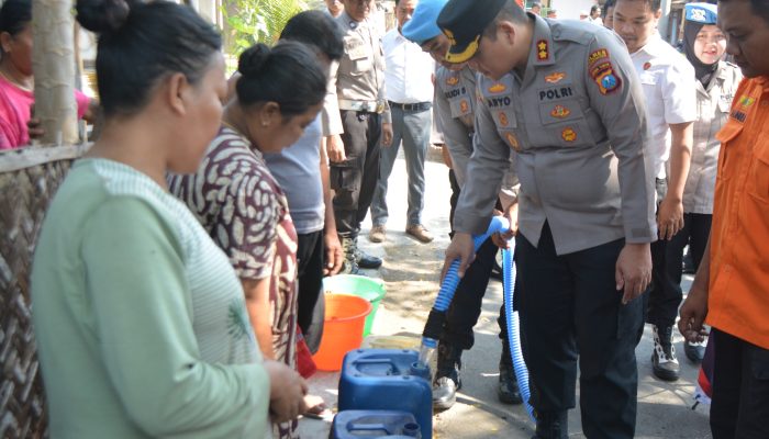 Krisis Air Bersih di Taman Krocok, Polres Bondowoso Distribusikan Bantuan Air